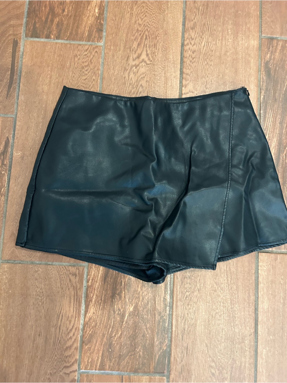 Lulus size XL black faux leather skort
